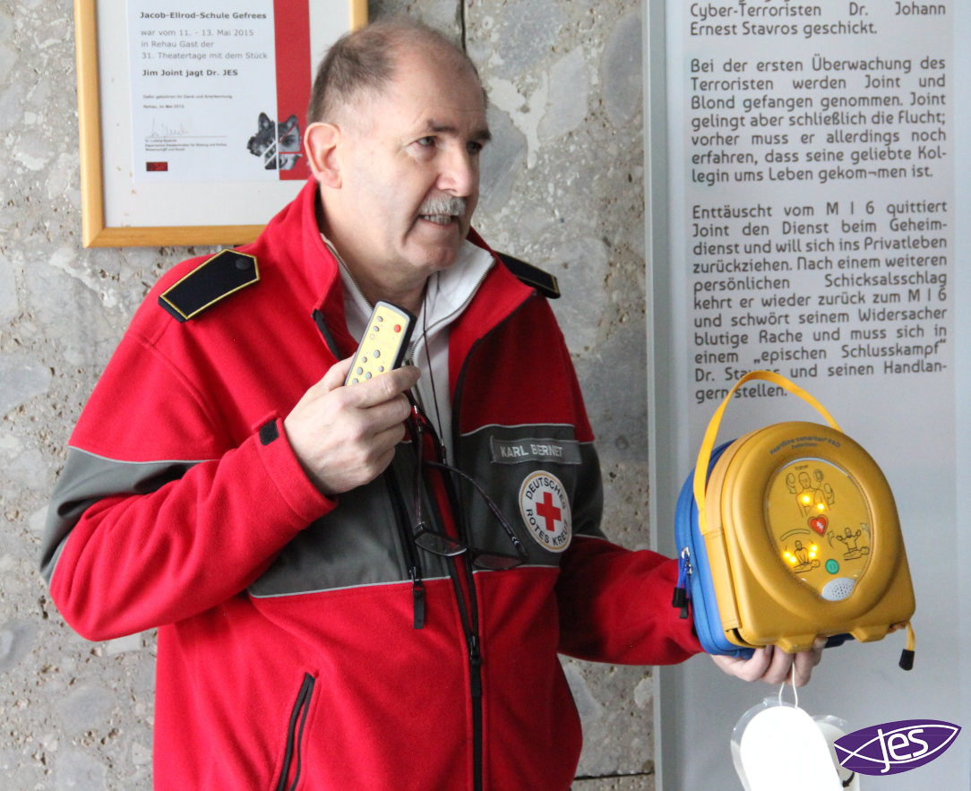 Karl Bernet vom BRK erklärt die Funktionsweise des Defibrillators