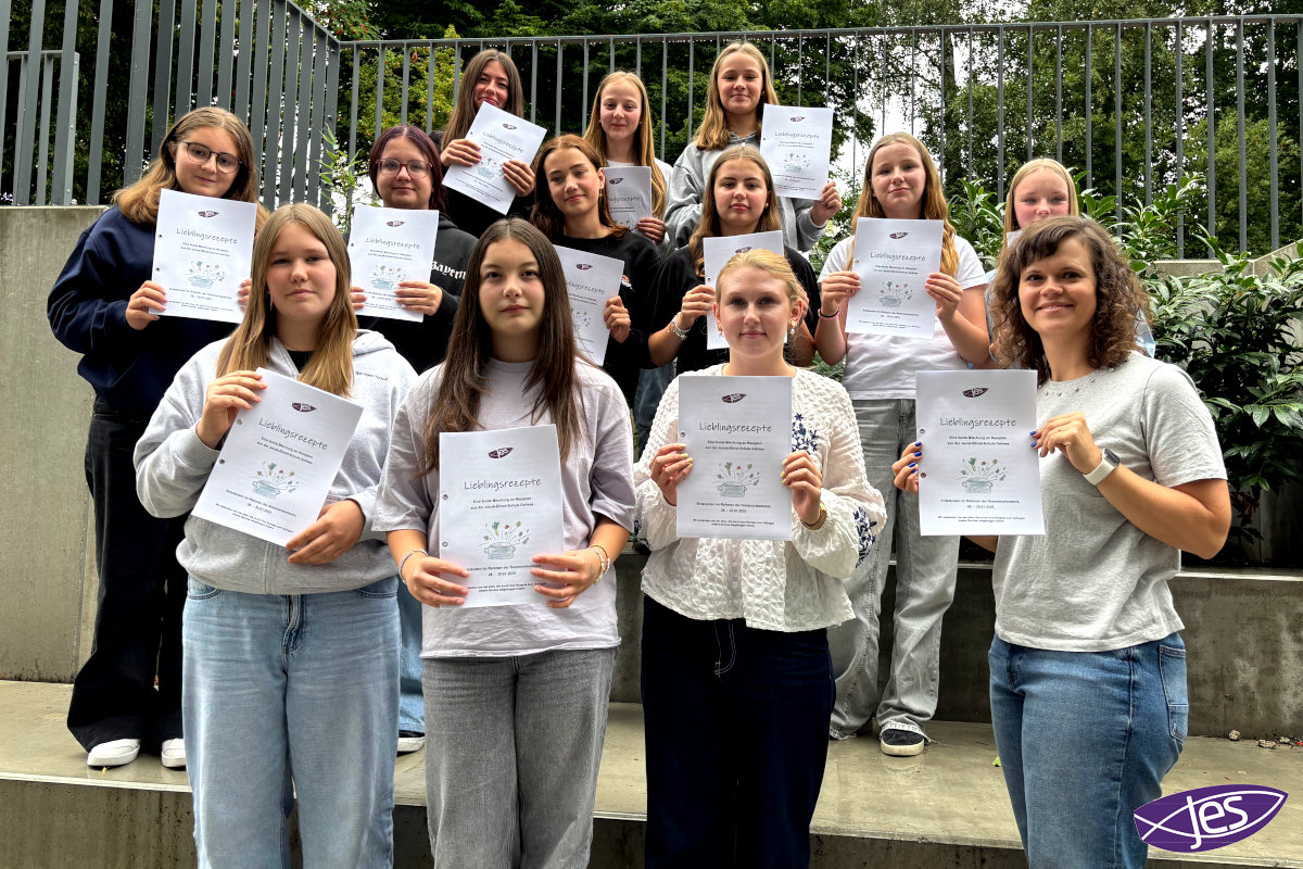 Die Projektgruppe mit Frau Ströhl präsentieren das fertige Rezeptbuch.