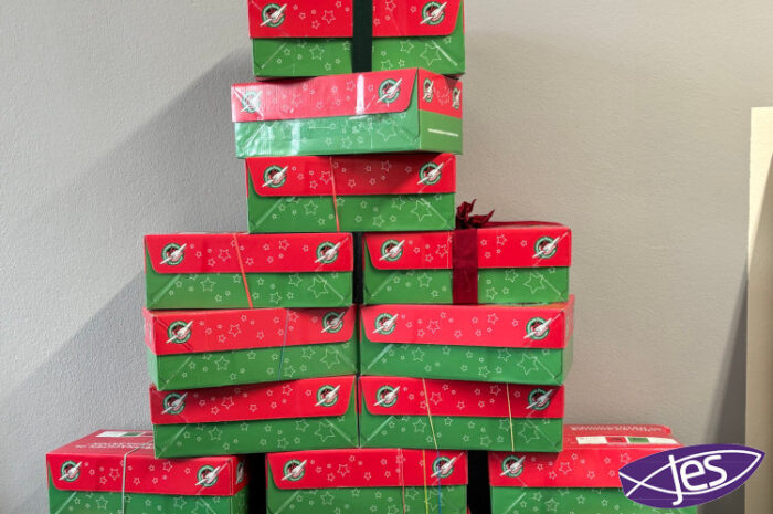 JES hilft – Weihnachten im Schuhkarton